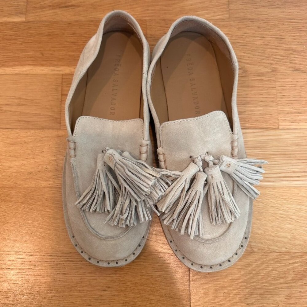 Freda Salvador Priscilla Loafer. Cream. SZ 8